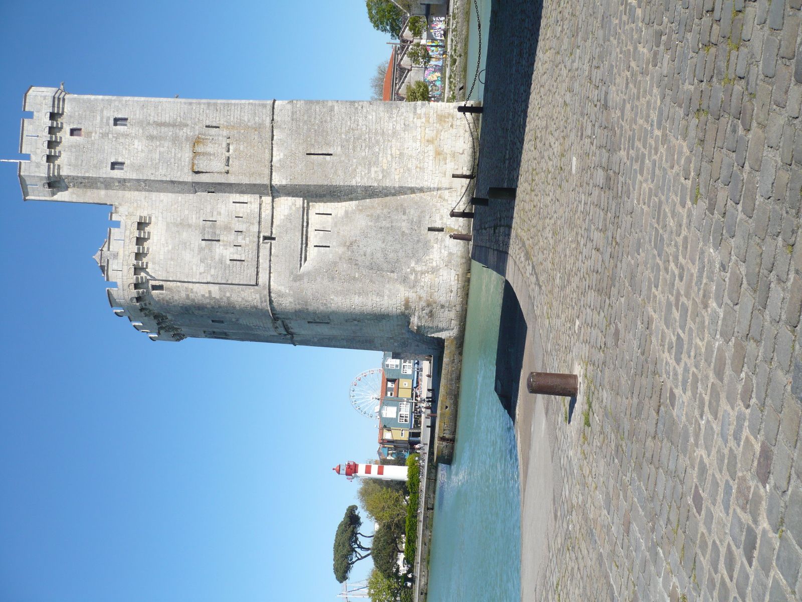 le vieux port, les bâtisses et les arcades dans la ville de La Rochelle