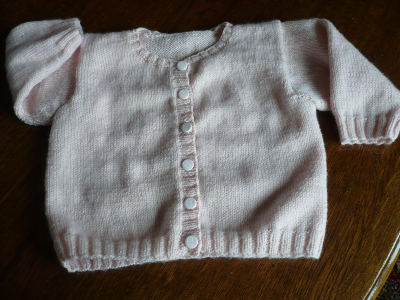 un petit gilet - cardigan pour bébé fille 3 - 6 mois en laine Fonty BB  Mérinos modèle Editions Marie Claire - dentelle-broderie-tricot-cuisine-jardinage  et questions environnementales de Jauneyris