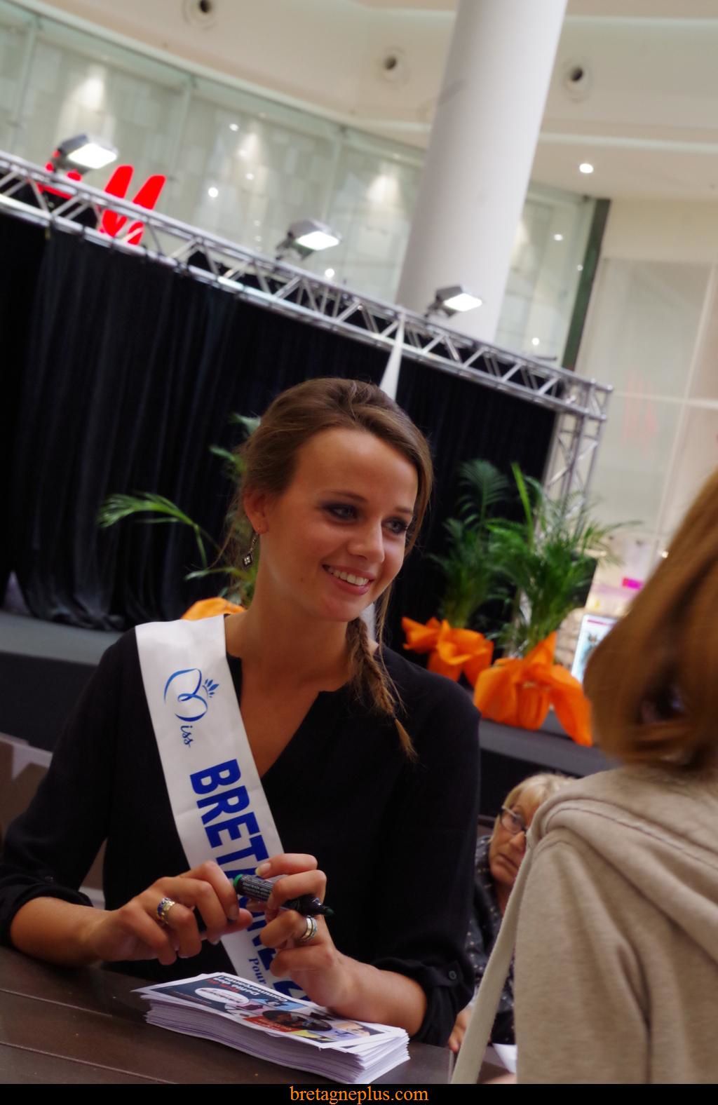 Miss Bretagne 2014 au défilé des commerçants du centre Leclerc St Grégoire