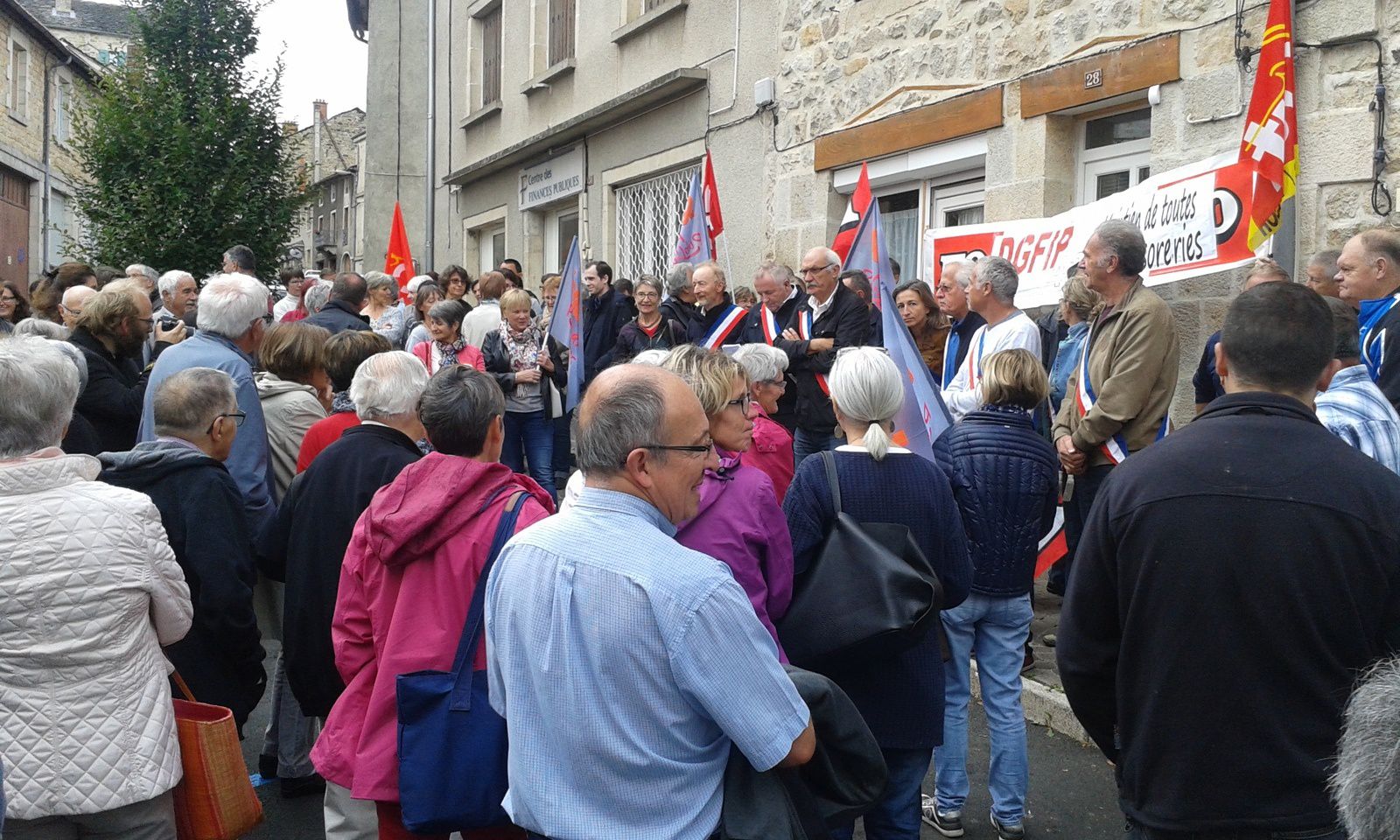 200 agents, citoyens et élus en défense du centre des finances publiques à Saint Julien Chapteuil 