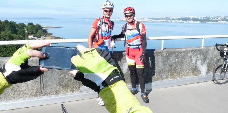 ... fort Ã©clatent en lettres d or dans la cour les vÃ©los s empilent