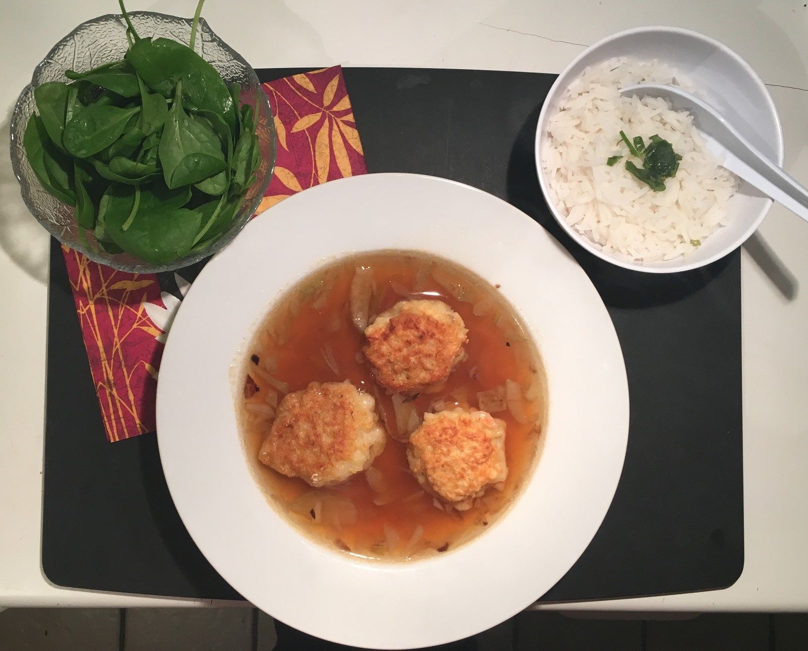 Bouillon de poisson et boulettes de crevettes / GarnelenSuppe Le