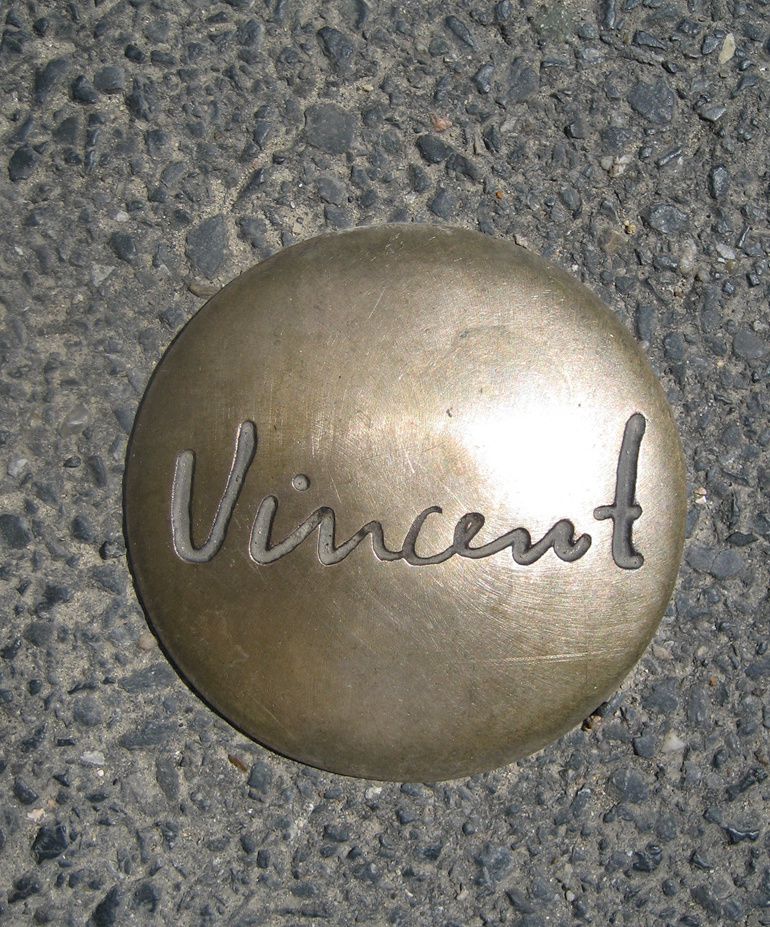 Des clous au nom de Vincent sont fichés sur les routes et chemins qu'il a empruntés.  