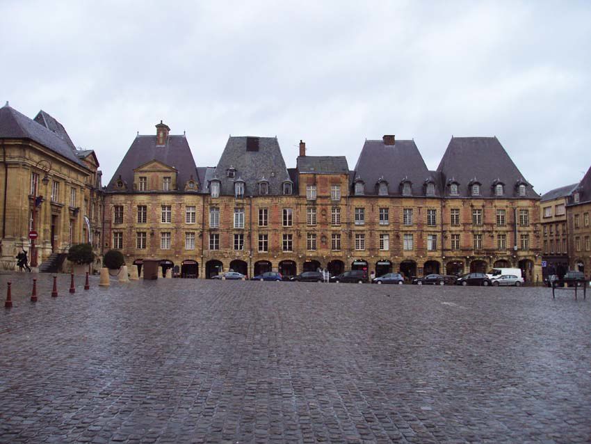 Vues de la Place Ducale, créée en 1606 par Clément II Métezeau sur ordre du duc Charles Ier de Mantoue. Cette place dont tous les bâtiments sont symétriques présente une forte similitude avec la Place des Vosges à Paris. Photo Delahaye.