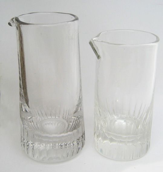 Petits verres doseurs d'absinthe. Pour le grand : hauteur, 85 mm. Diamètre : 30 mm. Pour le petit : hauteur, 70 mm. Diamètre, 35 mm. Les contenances sont les mêmes. Collection Delahaye.