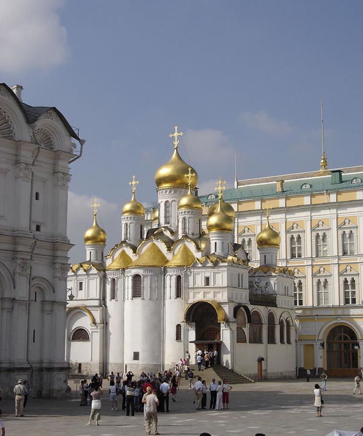 La cathédrale de l'Annonciation avec en arrière-plan le Grand Palais. Église privée des tsars, elle compte 7 coupoles dorées. Ph. Delahaye.