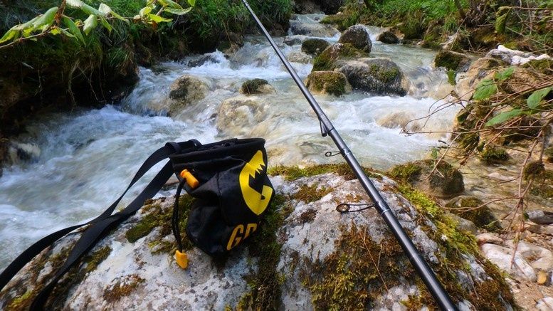 Et pourquoi pas un sac à magnésie comme sac à appâts? (par Une canne nommée: RS TORRENT .
