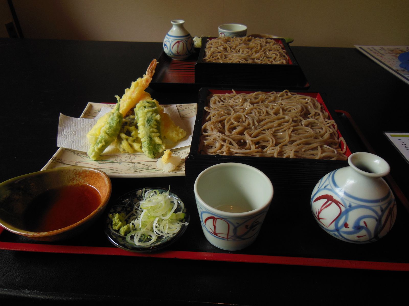 1/ Qui a dit que les japonais en avait des petites? 2/ Barrage particulièrement haut! 3/ Au menu, soba (nouilles au sarazin) et tempuras 3/ Devant un restaurant traditionnel de soba 4/ Vue sur les Alpes japonaises