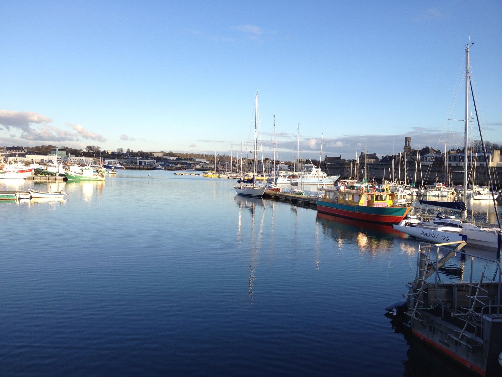 Reflets au port, (photographie @elodivague - Série Concarneau)