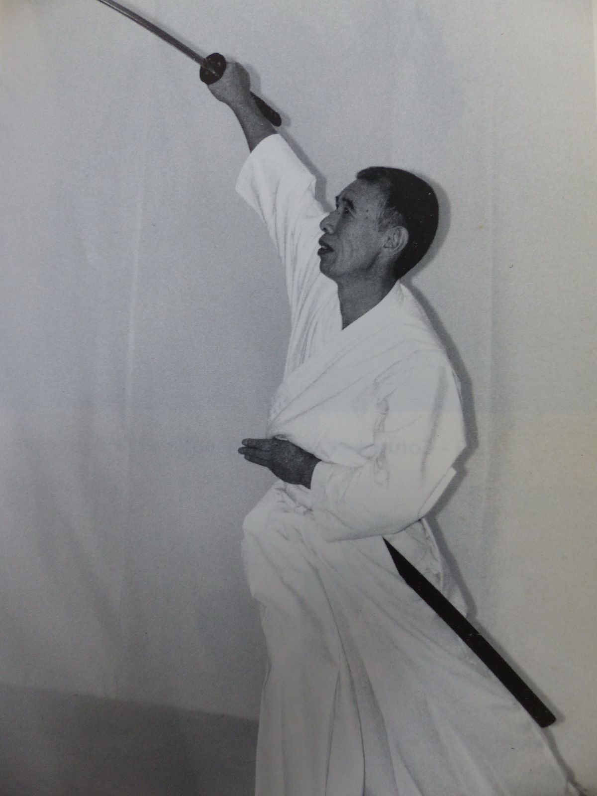 Masamichi Noro maniant le sabre (source : Photo extraite de l'ouvrage de Raymond Murcia)