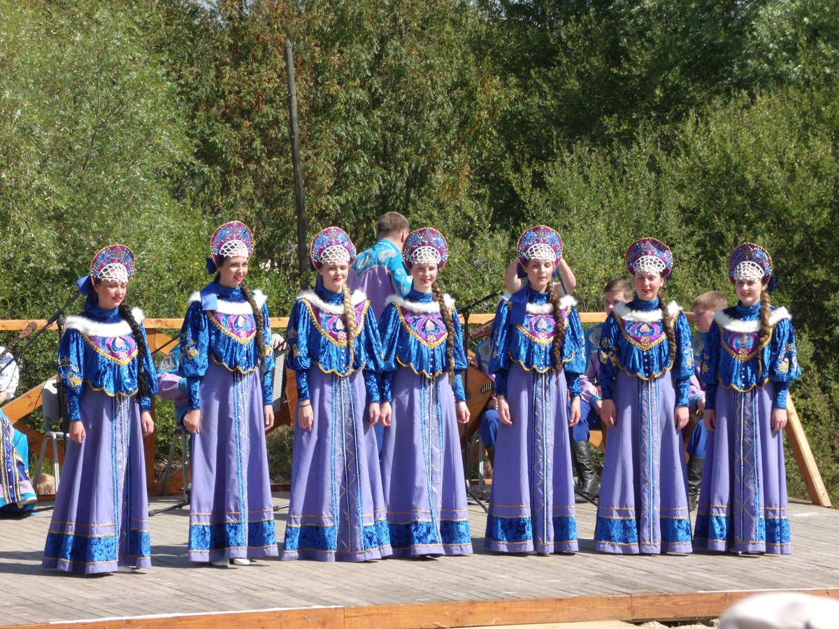 costume de danseuse russe avec kokoshnik