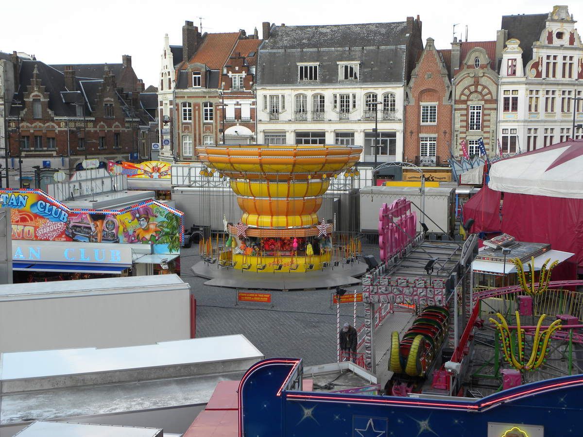 Envahissent Les Rues De La Ville Lors De La Foire Envahissent Les Rues De La Ville Lors De La Foire