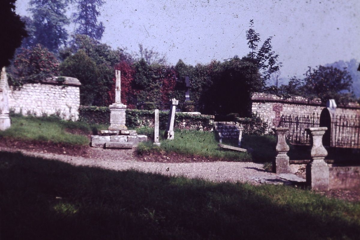 Vue sur la tombe de Joseph Simon du Perron vers 1970 et en 2014