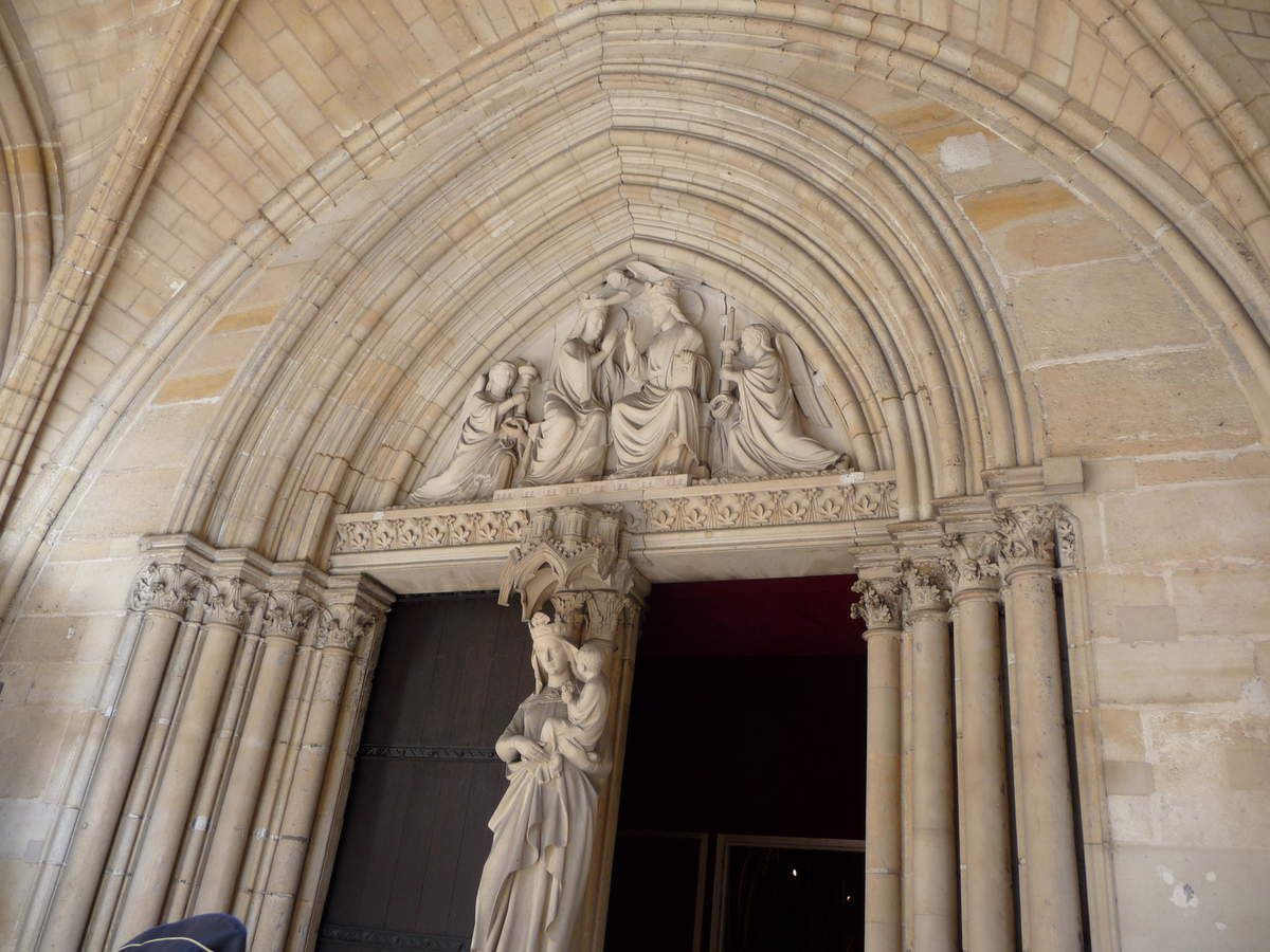 Vues extérieures et intérieures de la Sainte Chapelle. Photos Rhonan de Bar et Y.K.