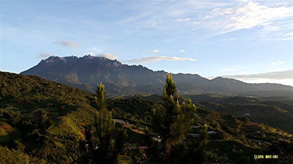 Le mont Kinabalu aux premiers rayons du soleil (06h30)