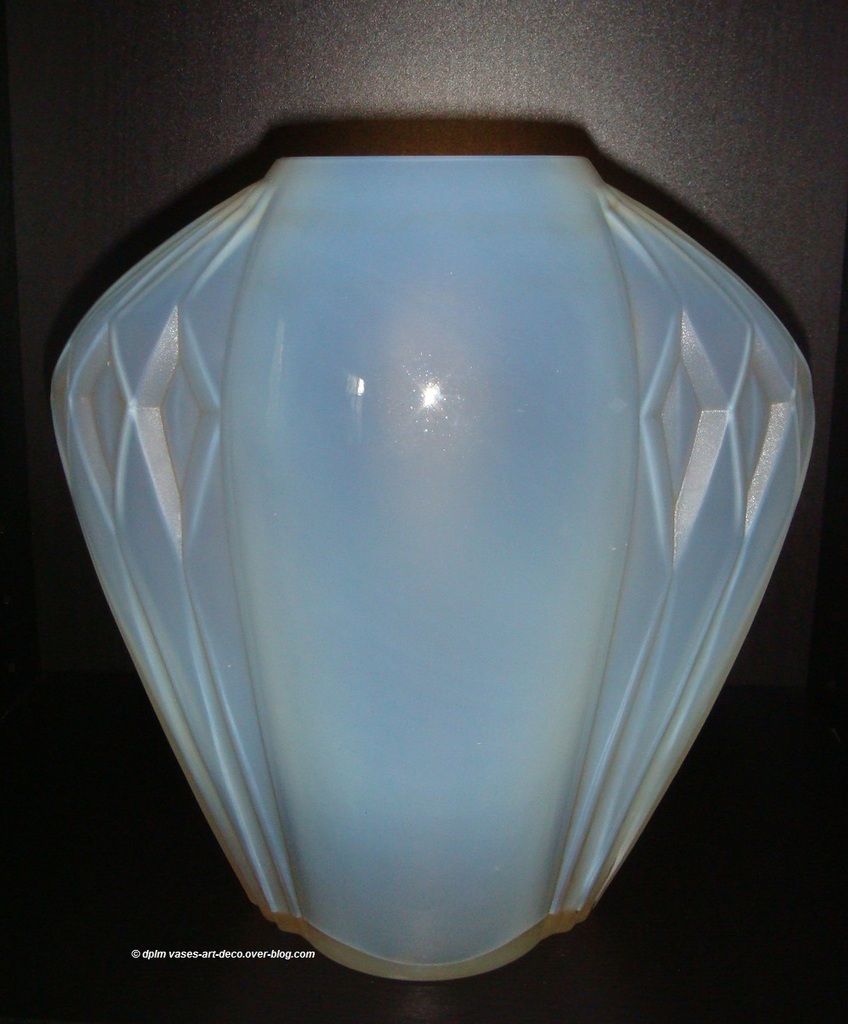 Vase Hunebelle Modèle Amphore Opalescent. Vases Art Déco en Verre