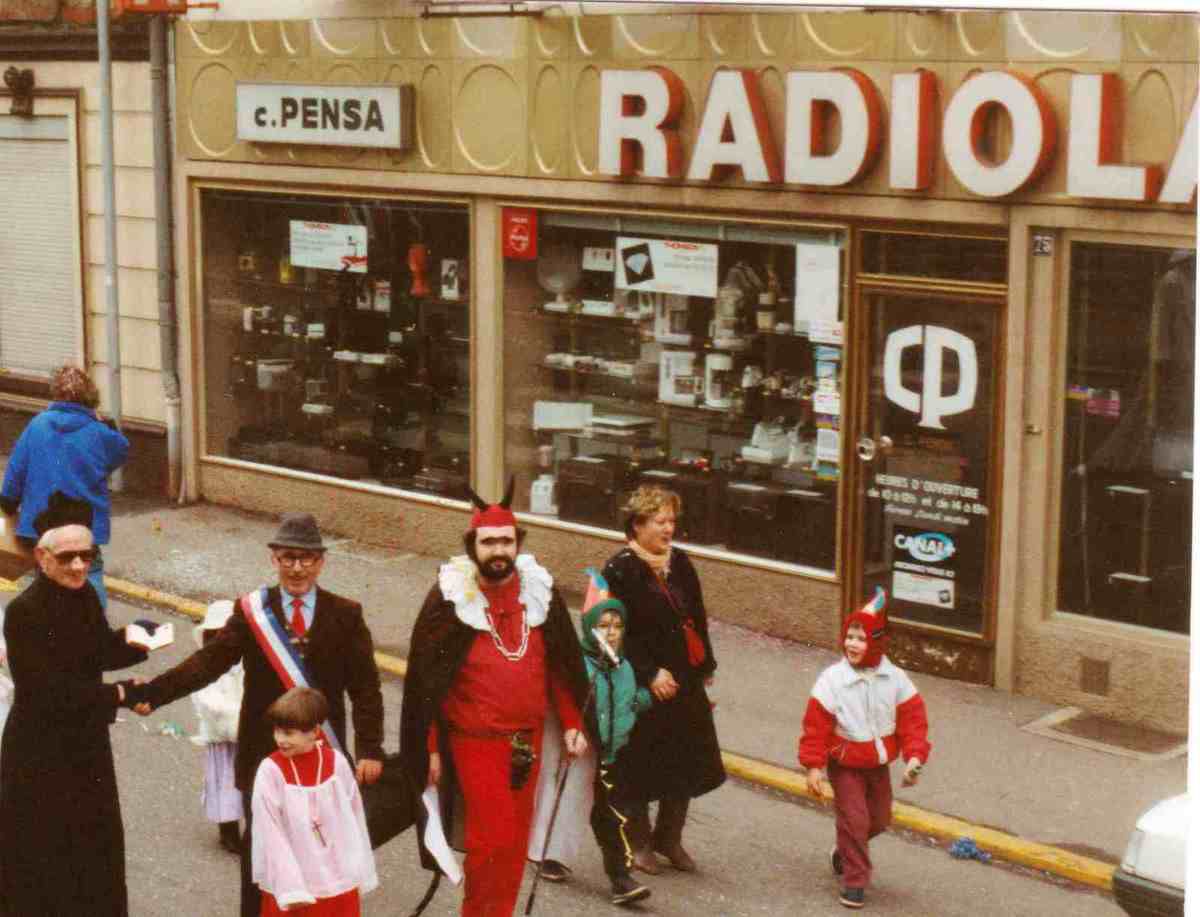 N° 75 rue Clemenceau à Algrange - Ecole-Culte protestant - Electricité - Radio - Télévision - HI-FI - Ménager - Habitation