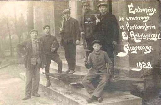 On peut le voir ici en 1928 sur les marches de l'église....