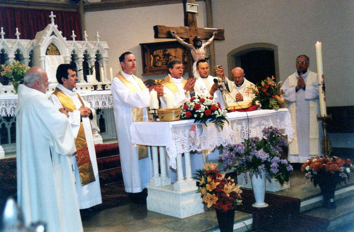 En présence du clergé polonais du secteur une messe fut célébrée en l'église St. Jean-Baptiste