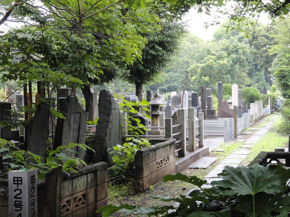 Harmonie entre nature et mémoire des ancêtres (cimetière Yanaka)