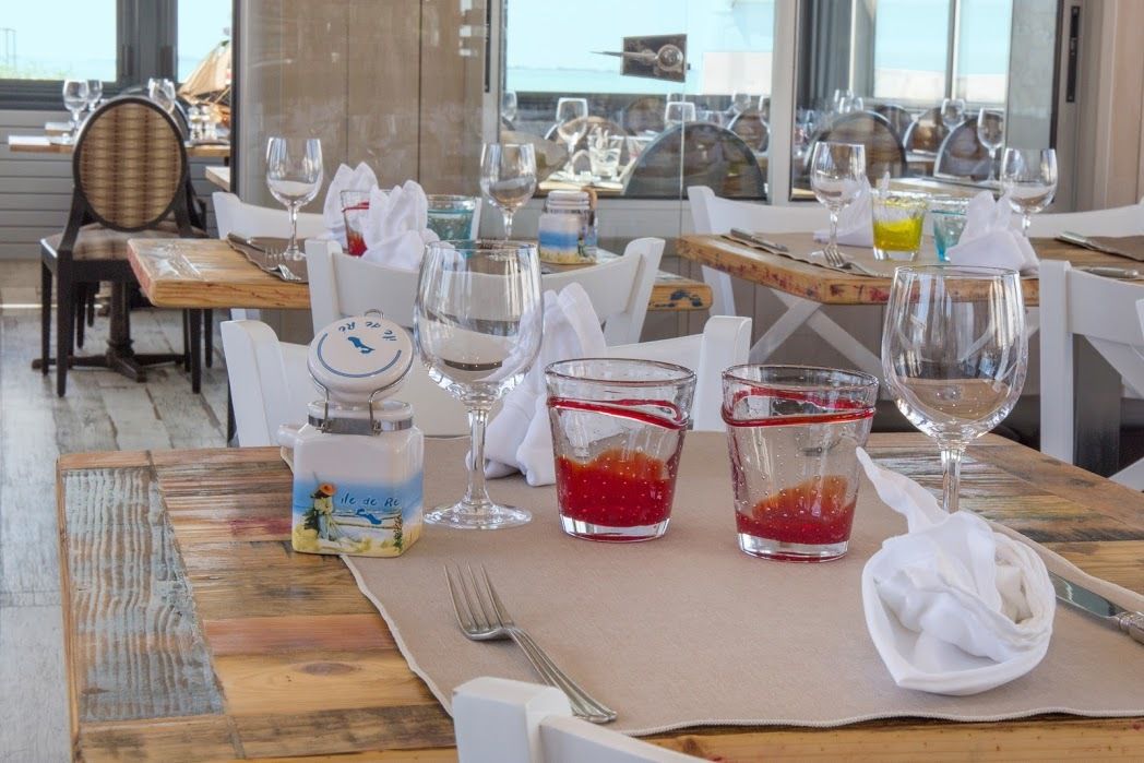 Situé à la Pointe de La Fumée, à Fouras, face à l'île d'Aix et au Fort Boyard, le restaurant La Fumée propose des spécialités de poissons et fruits de mer et chaudrée.