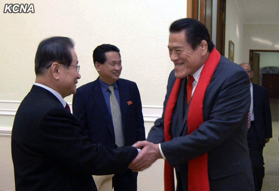 Kanji Inoki, à droite, avec Kim Yong-il, secrétaire du Parti du travail de Corée en charge des relations internationales, à Pyongyang en janvier 2014