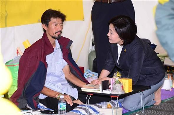 Kim Young-oh, père d'une des victimes du naufrage du "Sewol", en discussion avec Park Young-sun, représentante du comité de l'opposition démocrate