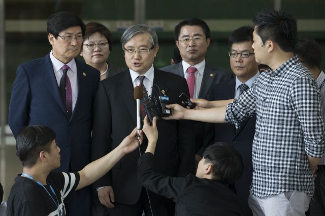 Kim Seong-jae, directeur du Centre pour la paix Kim Dae-jung, lors d'un point presse le 30 juin 2015 après la rencontre avec la partie nord-coréenne pour discuter d'une visite en RPDC de Mme Lee Hee-ho. Photo prise au bureau de liaison intercoréen de Paju (source : Hankyoreh)