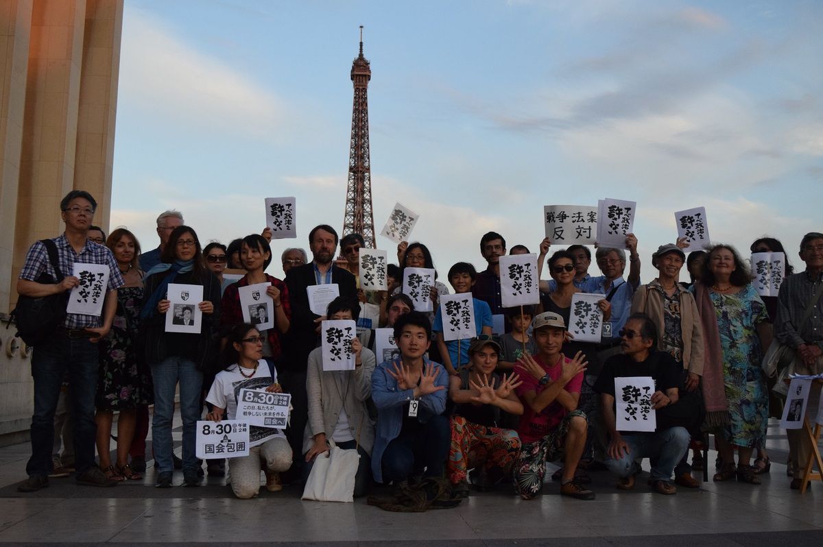 Manifestation à Paris contre la révision de la Constitution pacifiste japonaise
