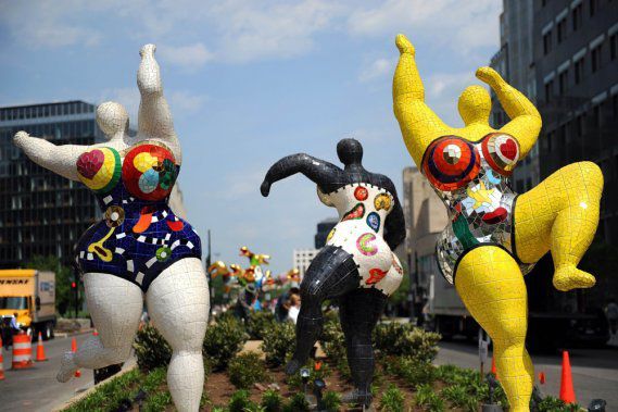 Niki de Saint Phalle et ses Nanas. - La minute art
