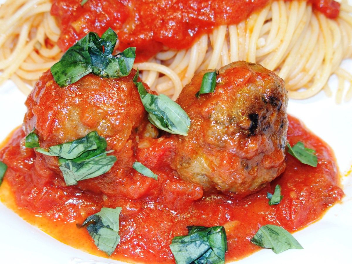 Recette des spaghetti meatballs ou boulettes de viande moelleuses en sauce  tomate 