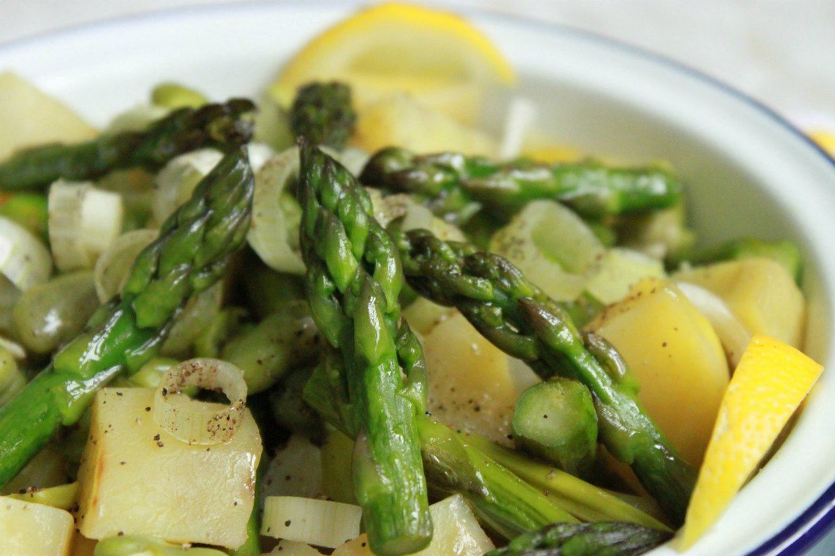 Salade tiède aux asperges vertes poêlées et pommes de terre vapeur - La  cuisine d'Anna et Olivia