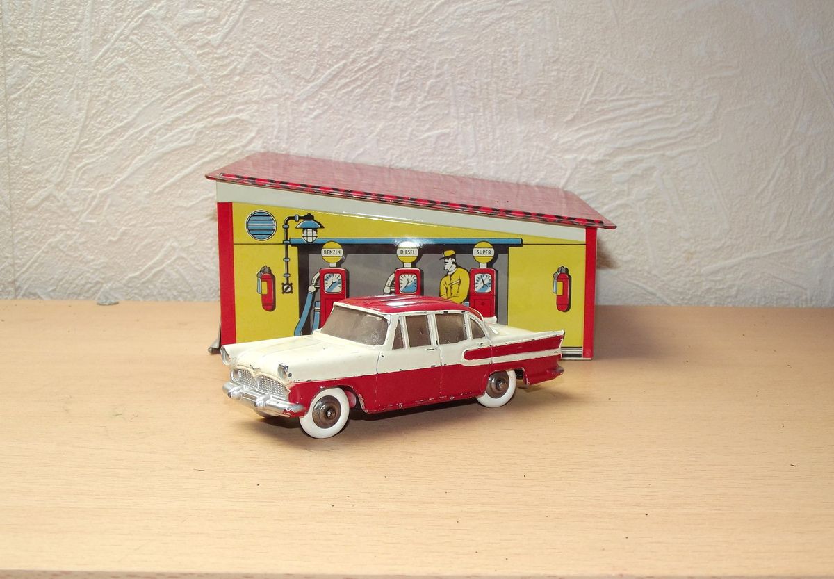 Dinky toys Simca chambord