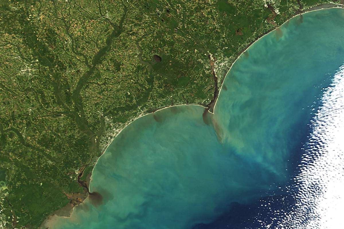 Die Küste von Georgia, South Carolina, North Carolina 10 Tage nach Matthew, gut erkennbar die enormen Sedimentausschwemmungen im Mündungsbereich der Flüsse Quelle: NASA Earth Observatory
