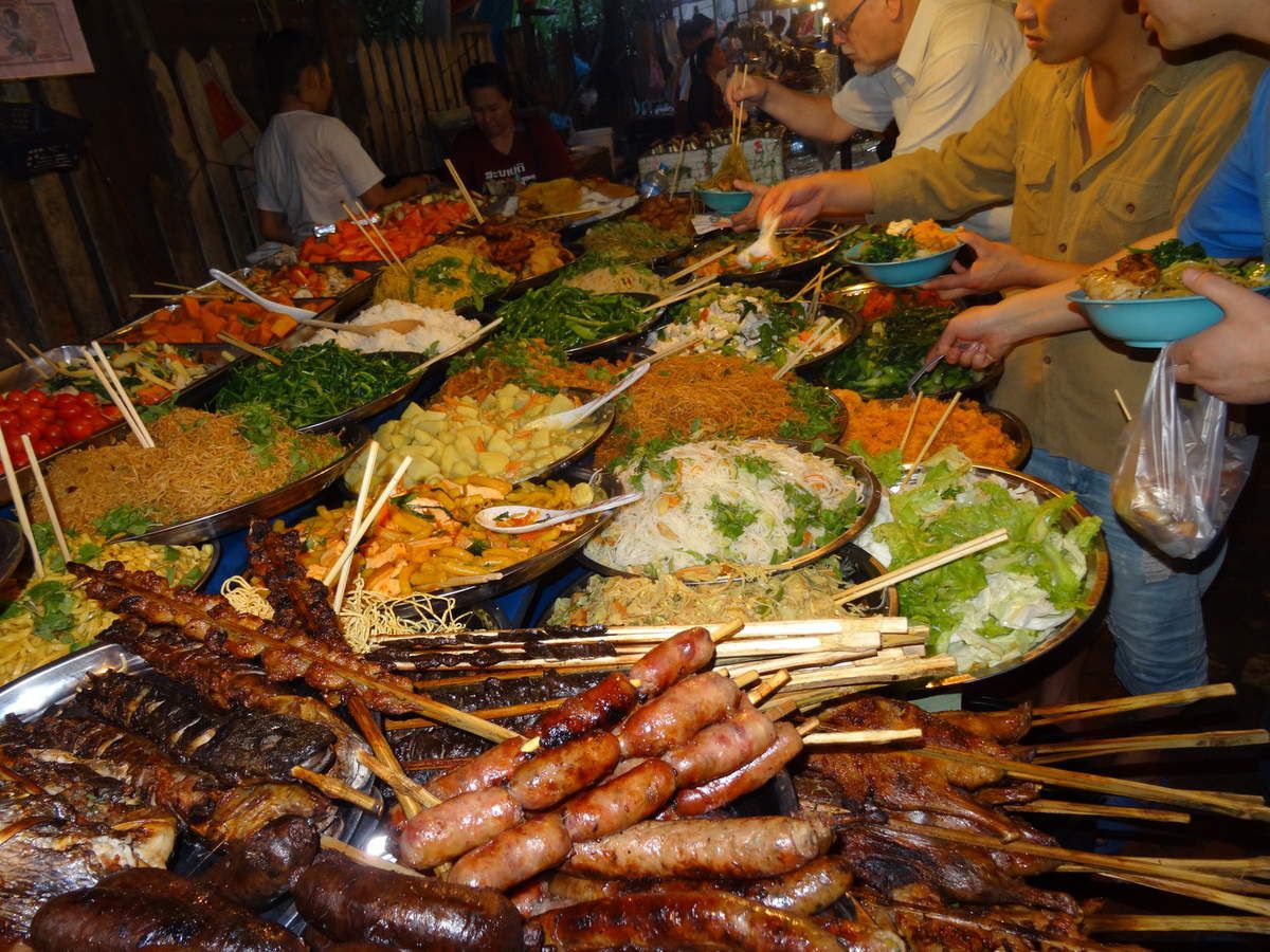 le buffet au marché de nuit à 10 000 kip (1,10 €)