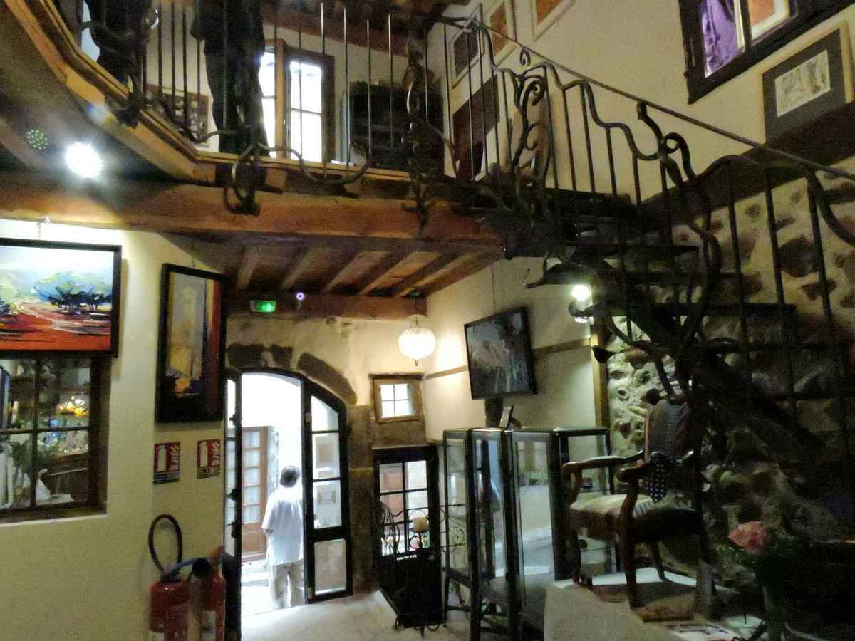 Serres, santonnière fabienne pardi l'estrangiè e li santoun