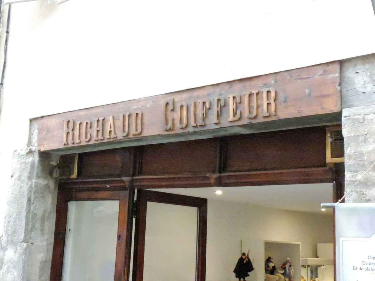 Serres, santonnière fabienne pardi l'estrangiè e li santoun