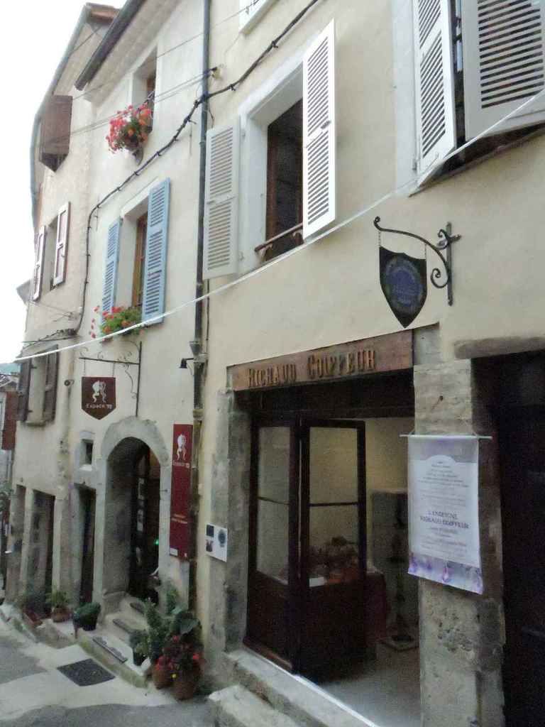 Serres, santonnière fabienne pardi l'estrangiè e li santoun