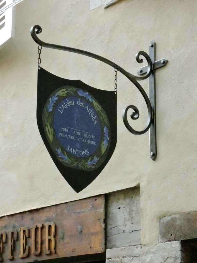 Serres, santonnière fabienne pardi l'estrangiè e li santoun
