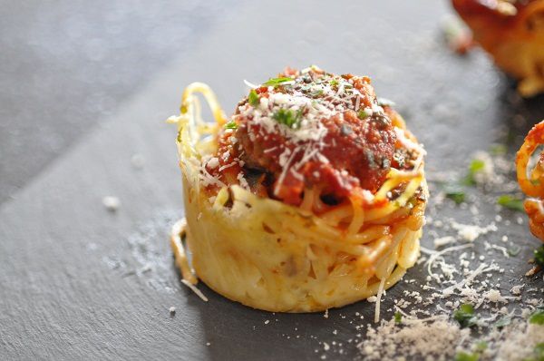Petits nids de spaghetti sauce tomate ou une autre façon de manger des spaghetti bolognaise !