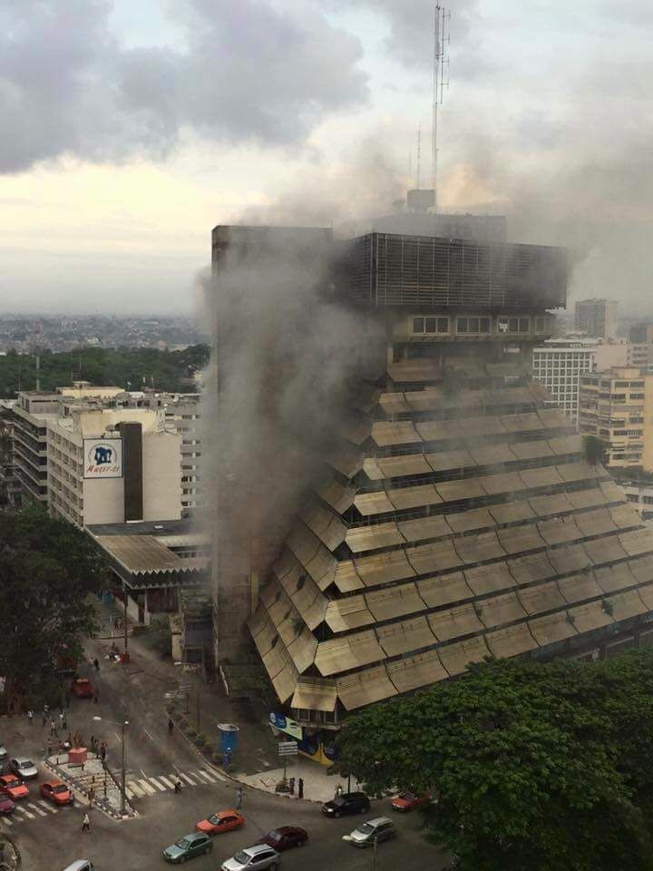 La pyramide d'Abidjan brûle... à qui profite le feu ? / Mamadou Ben Soumahoro