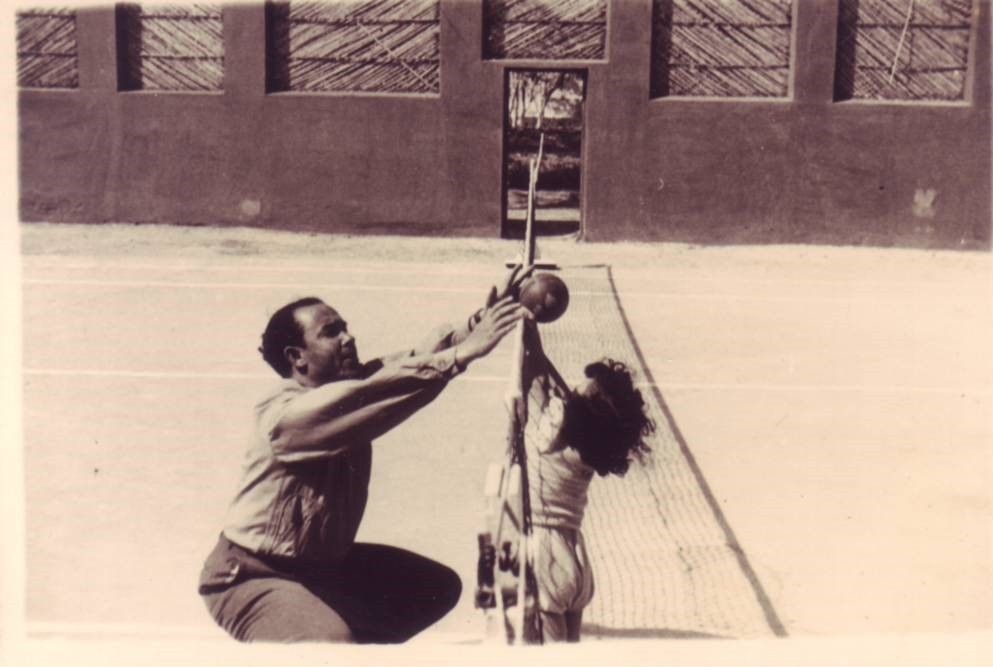 Mehdi Ben Barka jouant avec son fils Bachir en 1953/Album familial