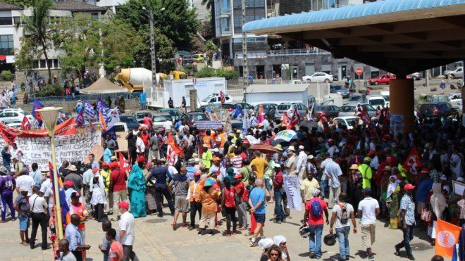 #Mayotte / Grève générale, silence colonial et blindés pour la répression