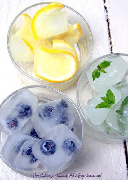 Pour une eau bien fraîche et au gout fruité, optez pour des glaçons aux fruits! 