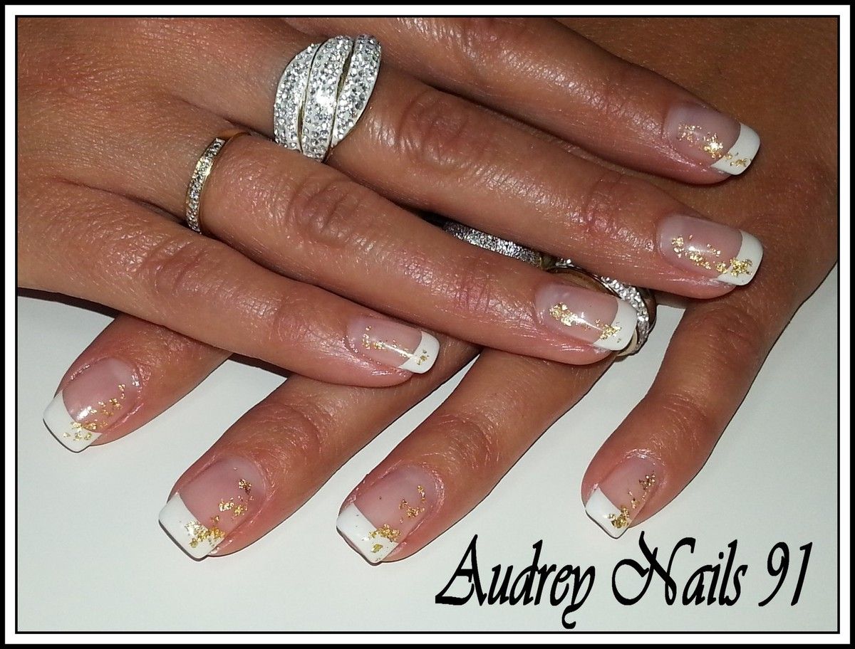 Ongle Blanc Avec Feuille D or French blanche et feuilles d'or - Les Ongles d'Audrey 91