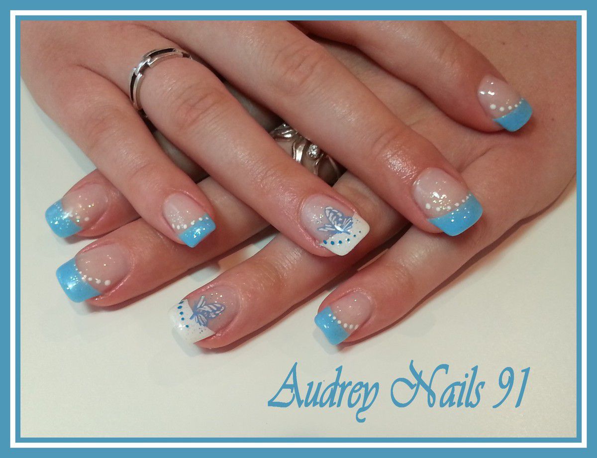 French bleu pastel et blanc + stamping papillon bleu - Les Ongles d'Audrey  91