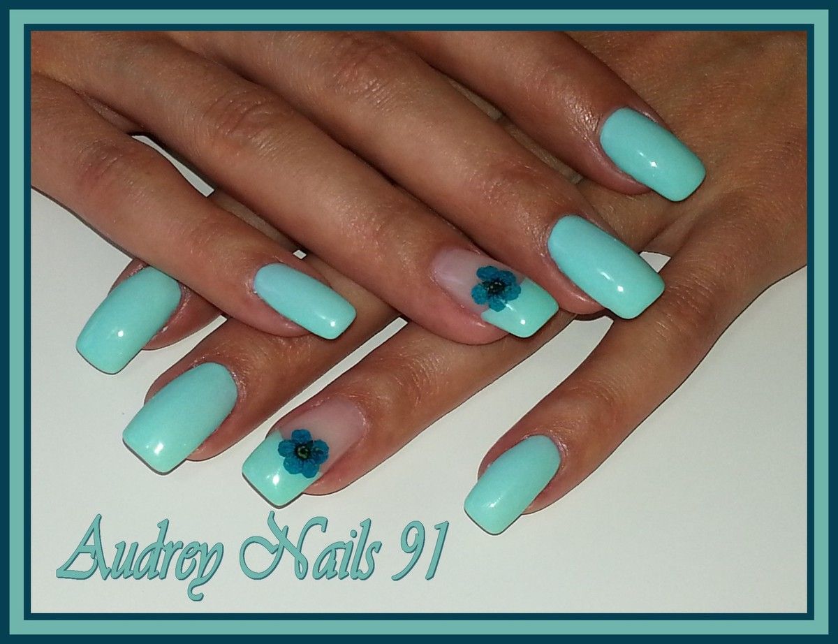 Gel de couleur vert pastel + fleurs séchées bleu turquoise - Les Ongles  d'Audrey 91