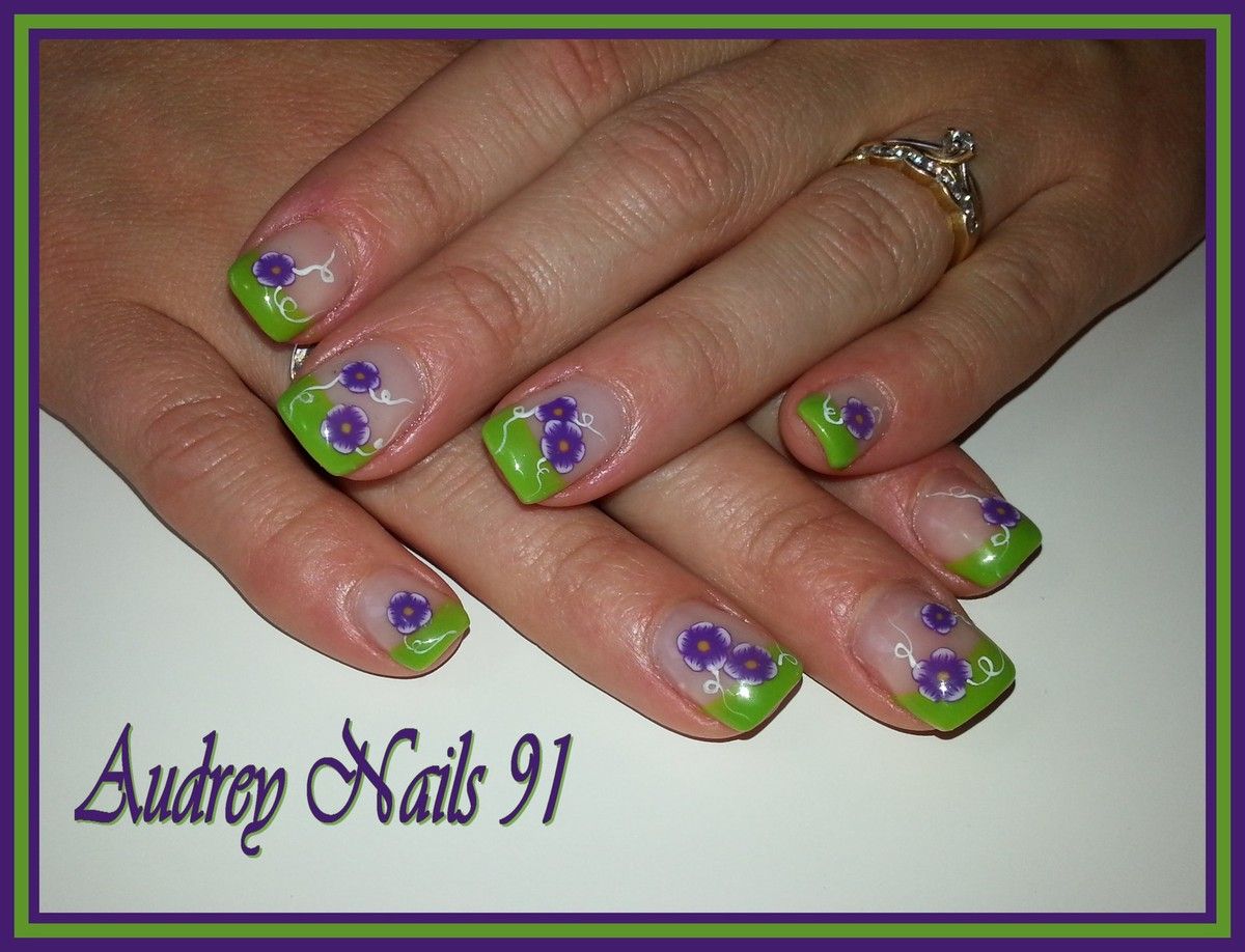 French vert pomme + déco fimo fleurs mauves + serpentins blancs