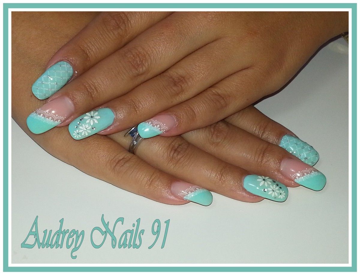 Gel de couleur vert pastel + décos stickers et stampings