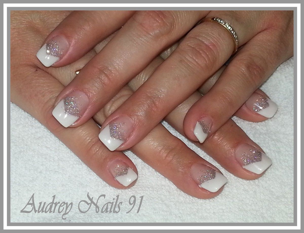 French en V blanche + dégradé paillettes argent Les Ongles d